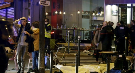 Los servicios de emergencia trabajan a las puertas de un restaurante en la zona donde se ha producido uno de los ataques.