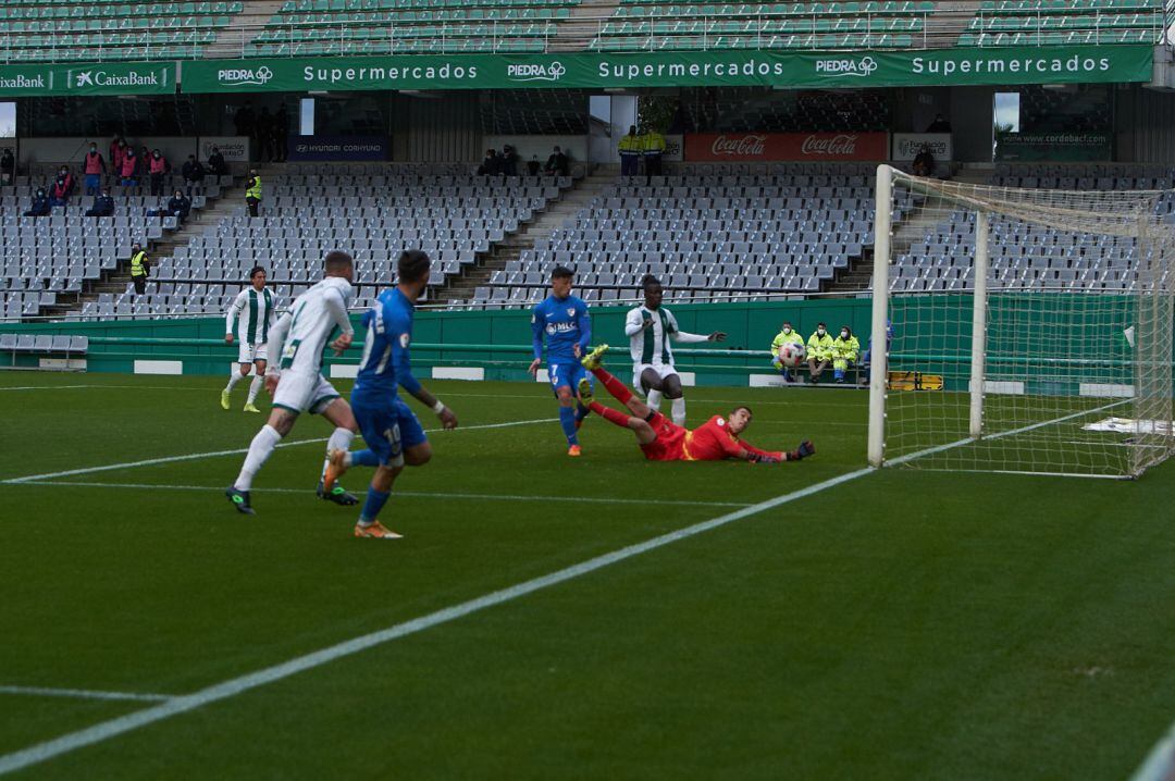 Lance del partido disputado por el Linares en el campo del Córdoba CF