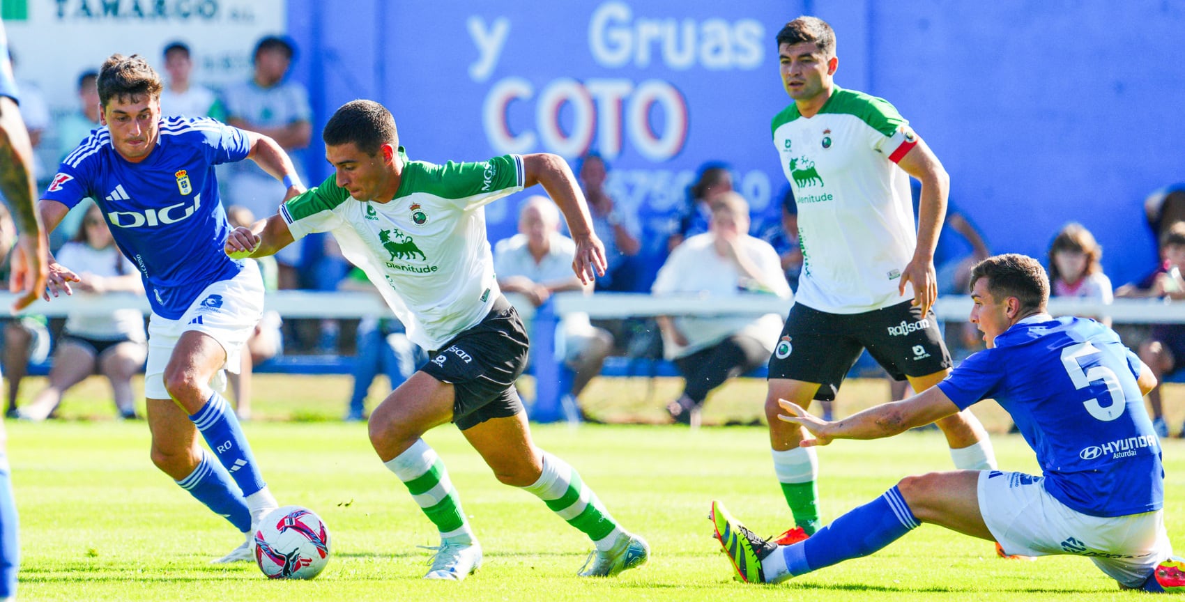 Jon Karrikaburu se estrenó con la camiseta verdiblanca a los 24 segundos de comenzar el partido en Asturias.