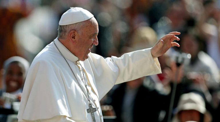 VAT02 CIUDAD DEL VATICANO 15/04/2015.- El papa Francisco saluda a los miles de feligreses congregados en la Plaza de San Pedro para asistir a la audiencia general de los miércoles, en la Ciudad del Vaticano, hoy, 15 de abril de 2015. EFE/Alessandro Di Meo