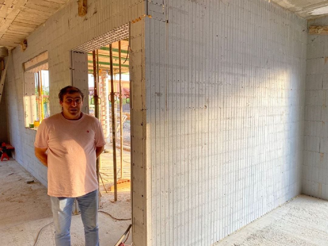 Noe Álvarez, junto a una de las primeras construcciones en las que se está llevando a cabo esta acción