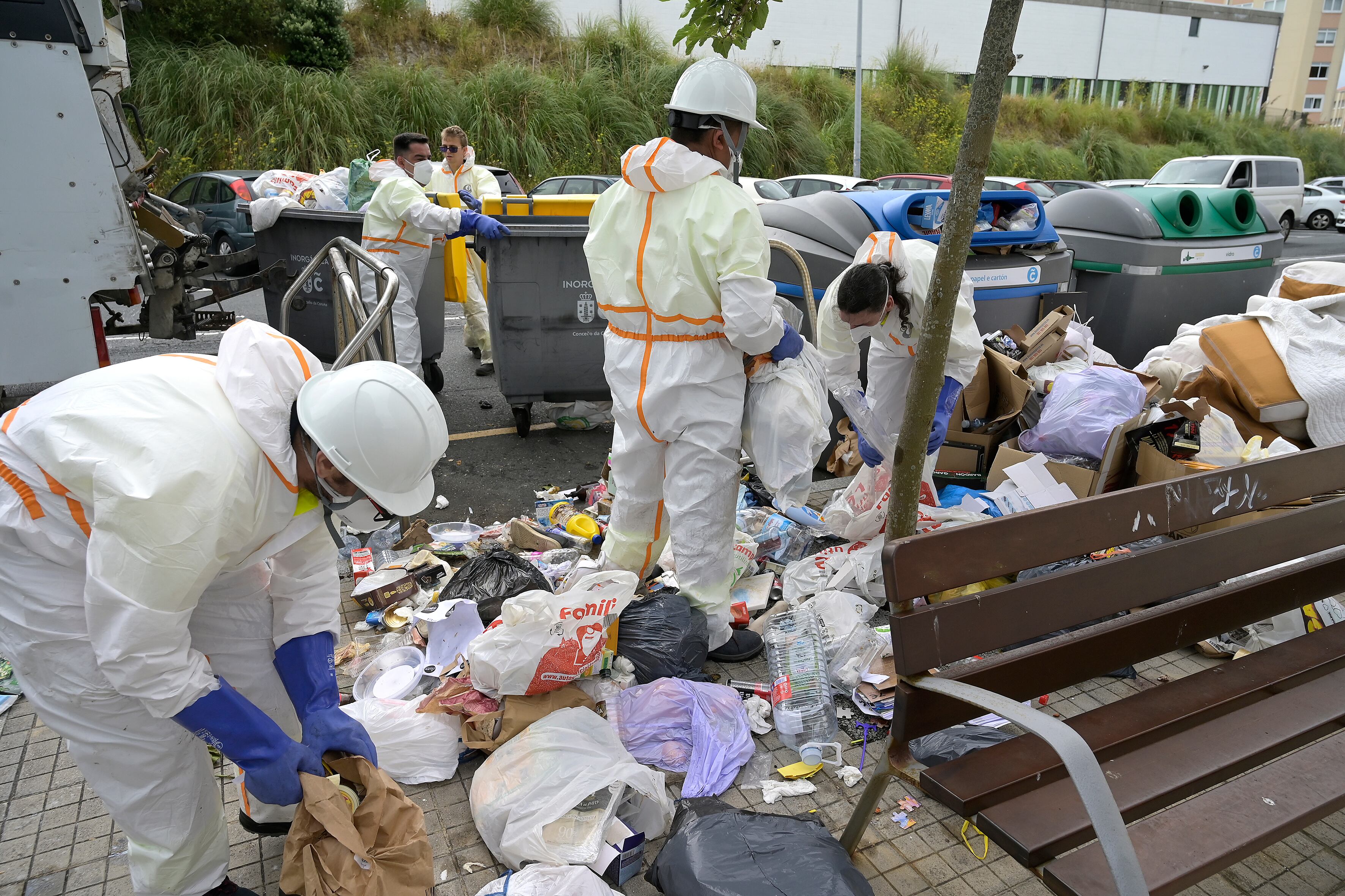 A CORUÑA, 25/07/2024.- La empresa Valoriza, a la que el Ayuntamiento de A Coruña ha contratado para recoger la basura durante la situación de emergencia sanitaria, ha iniciado sus labores en varias calles de la ciudad y sus camiones van acompañados de escolta policial. Cinco vehículos de Valoriza ya han empezado a retirar basura en puntos especialmente sensibles, como en las proximidades de los centros sanitarios, y en puntos críticos de insalubridad en los que se han acumulado los residuos durante las últimas semanas. EFE/ Moncho Fuentes