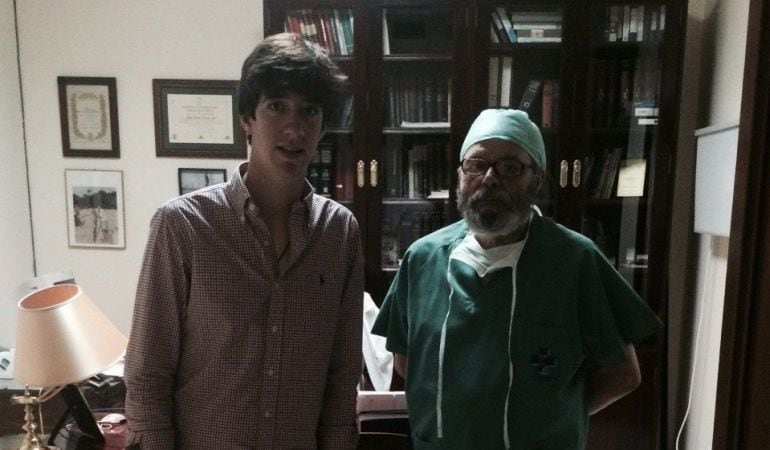 Esaú Fernández junto al doctor Domingo Jiménez, quien le ha operado este martes en el Centro Médico Hiniesta