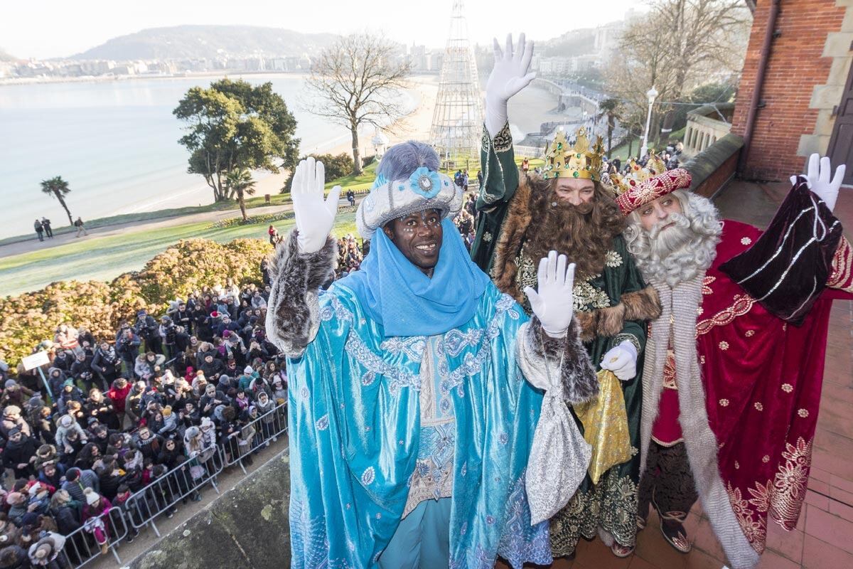 Sus Majestades los Reyes Magos saludando a los ciudadanos que han ido a visitarles