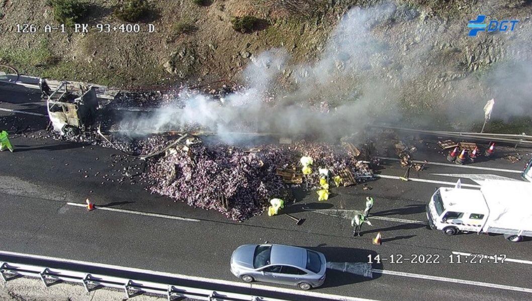 Retenciones en la A-1 a altura de Somosierra por el incendio de un tráiler que transportaba tabaco