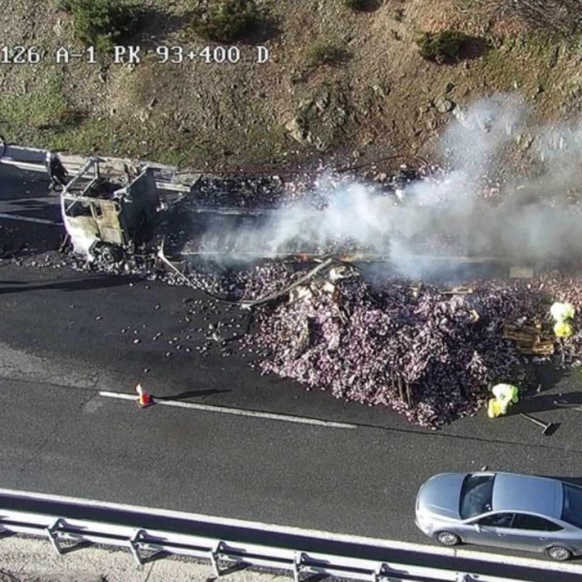 Se incendia un tráiler que transportaba tabaco en la A-1 a la altura de Somosierra