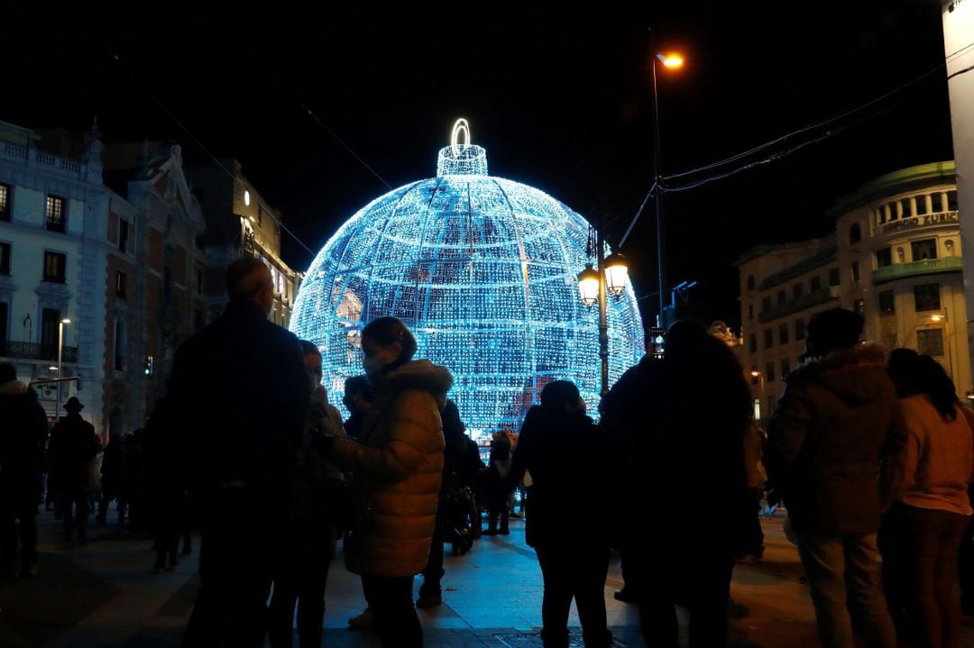 Personas contemplan la iluminación navideña en Madrid