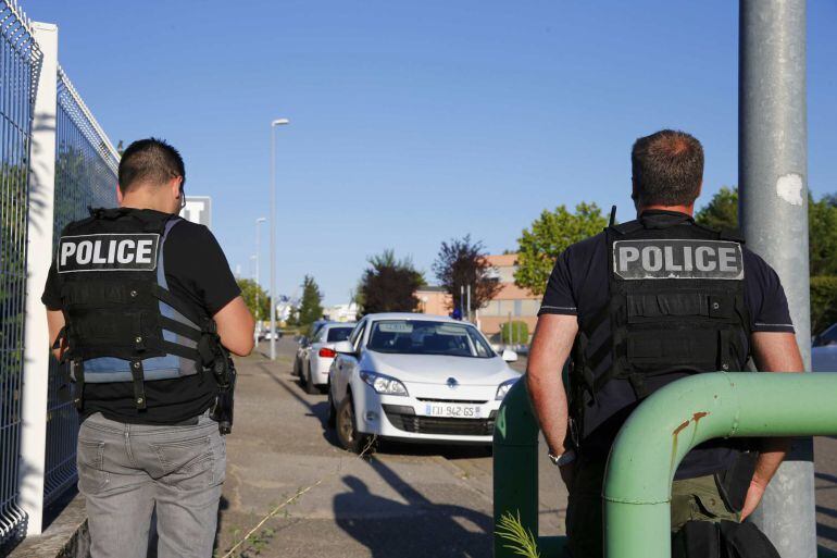 Policías franceses esperan a la entrada de la fábrica atacada.