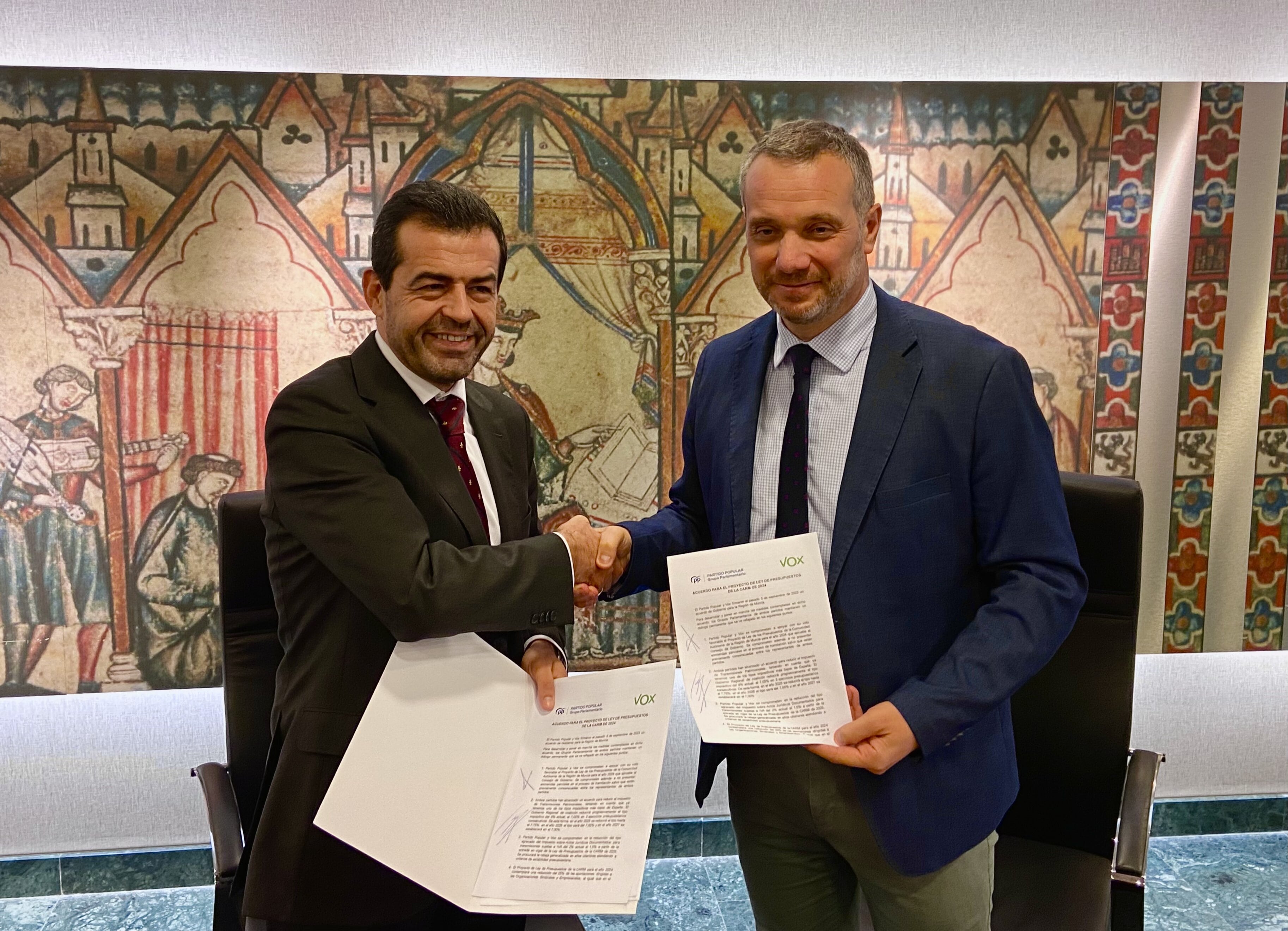 Archivo - Joaquín Segado (PP) y Rubén Martínez (VOX) tras firmar un acuerdo sobre los presupuestos de 2024