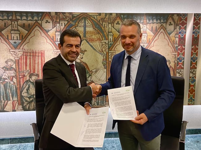 Archivo - Joaquín Segado (PP) y Rubén Martínez (VOX) tras firmar un acuerdo sobre los presupuestos de 2024