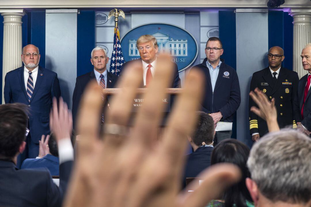 Robert Redfield, director de los CDC, a la izquierda de Mike Pence y Trump en una comparecencia en la Casa Blanca