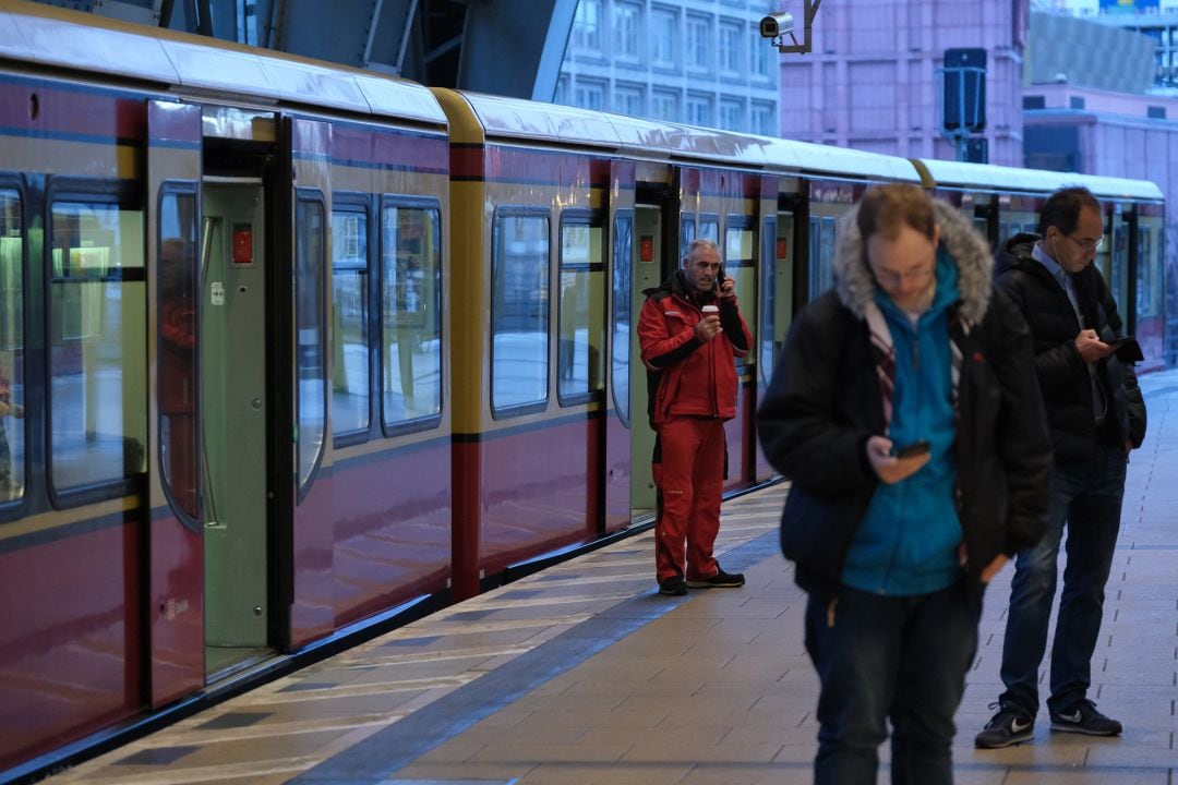 Viajeros de tren en la estación de Alexanderplatz, en Berlín