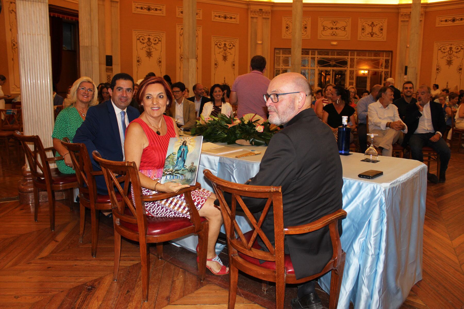 La mesa presidencial muestra un ejemplar de la revista Lilia