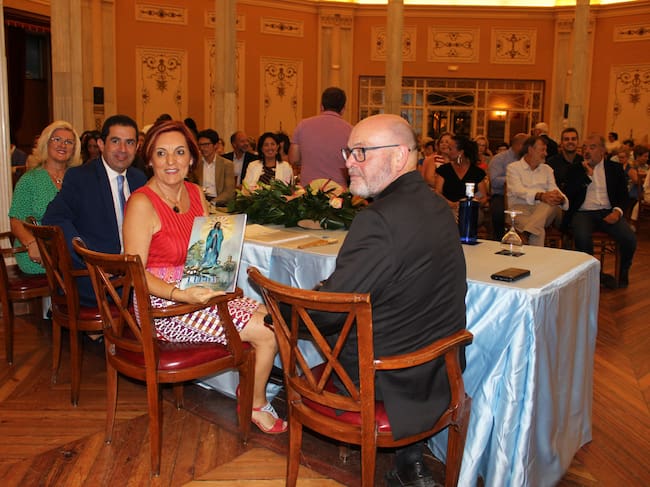 La mesa presidencial muestra un ejemplar de la revista Lilia