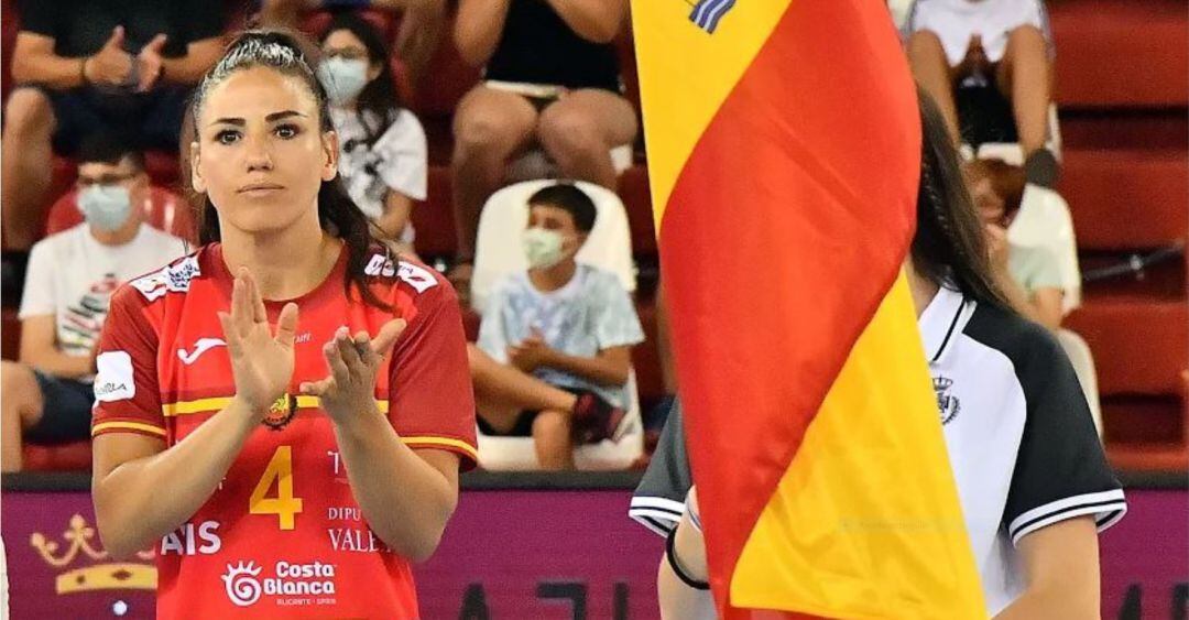 Carmen Martín junto a la bandera de España.