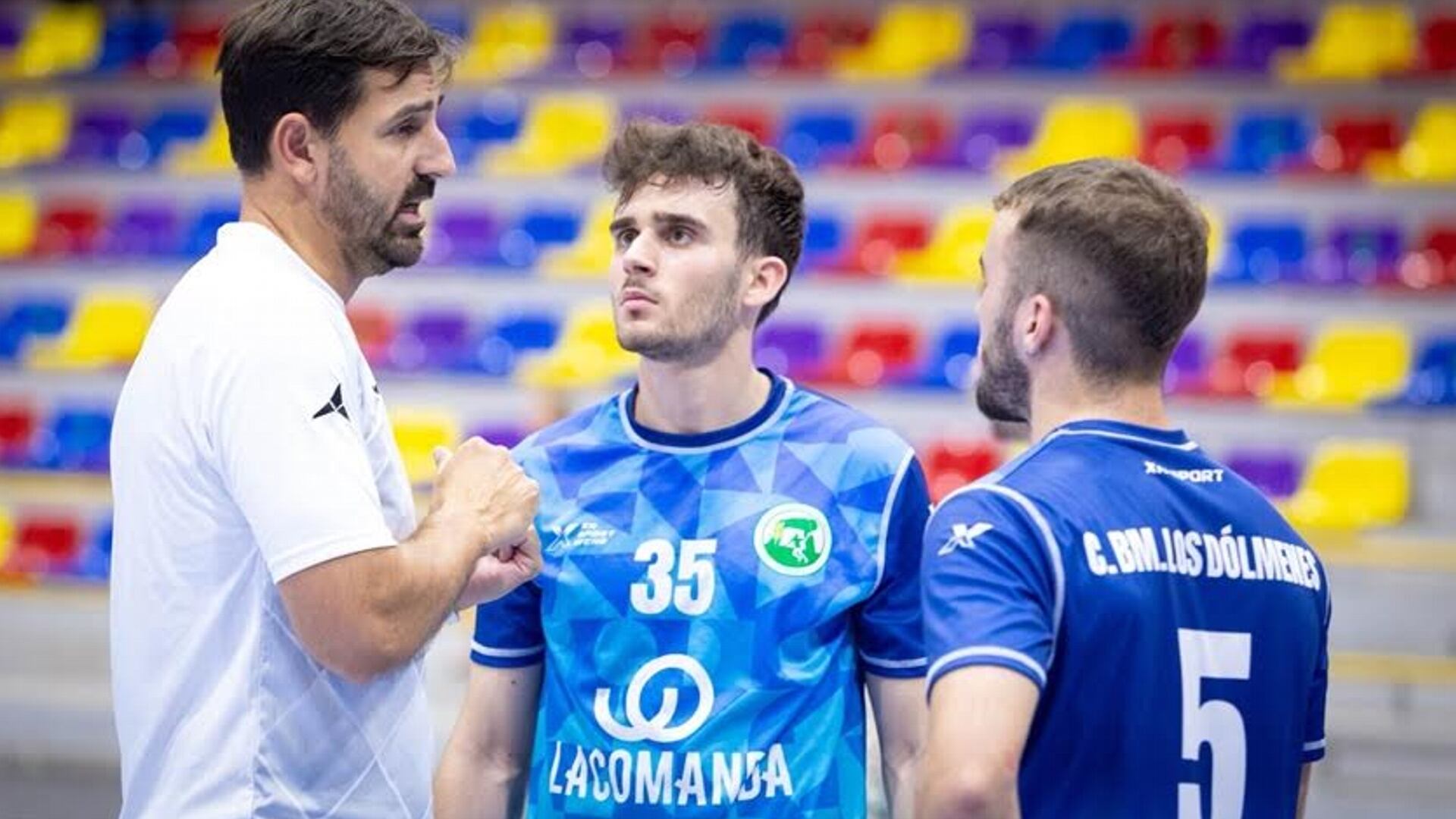 Agustín Vidal dirige un entrenamiento del Dólmenes de Antequera