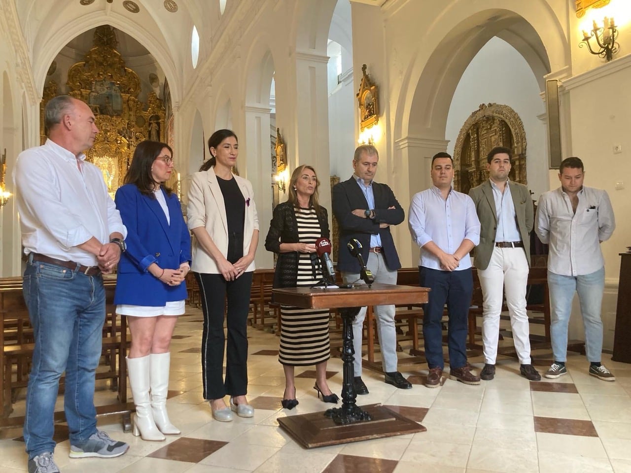 De derecha a izquierda, Rafael Fernández, Jesús Alcalá y José Enrique Caldero (comisarios de la Exposición); Tomás Rojas, hermano mayor de la  Hermandad de Nuestra Señora del Valle; María del Valle Pardal Castilla, directora de la exposición y diputada de Relaciones Institucionales; Silvia Heredia, alcaldesa de Écija; Laura Hurtado; delegada de Turismo de Écija; y Carlos Onetti, portavoz del Gobierno local