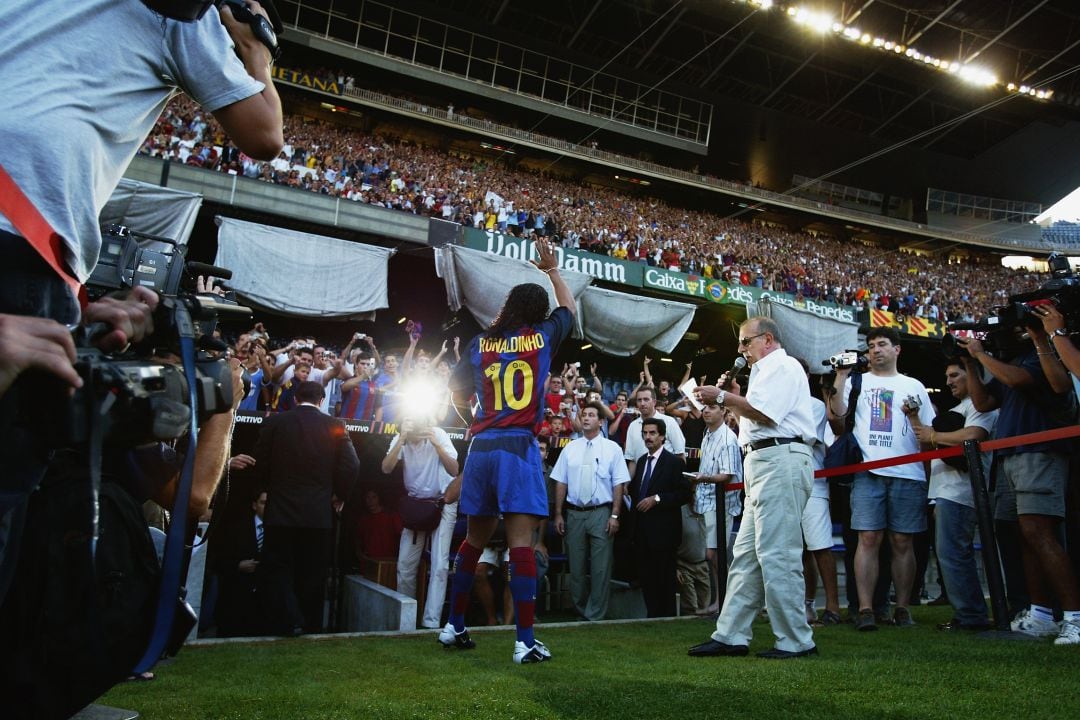 Ronaldinho, en su presentación con el FC Barcelona