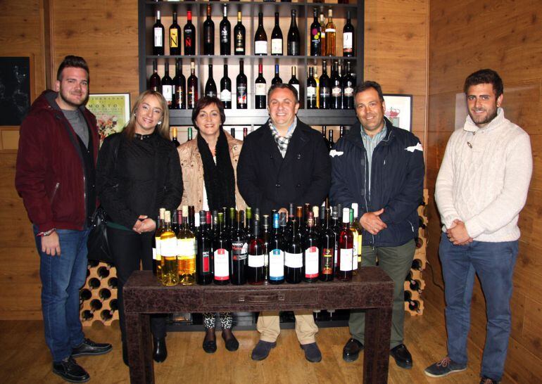 Visita del diputado de Turismo de Granada, Enrique Medina (c), al Centro del Vino de Huétor Vega