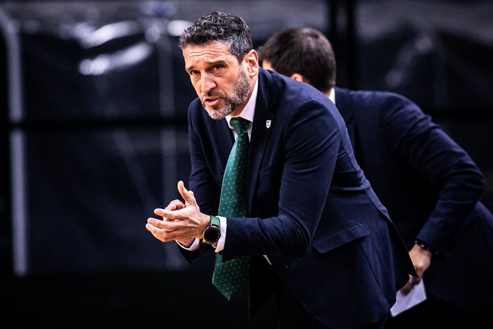 Ibon Navarro anima a sus jugadores en Atena