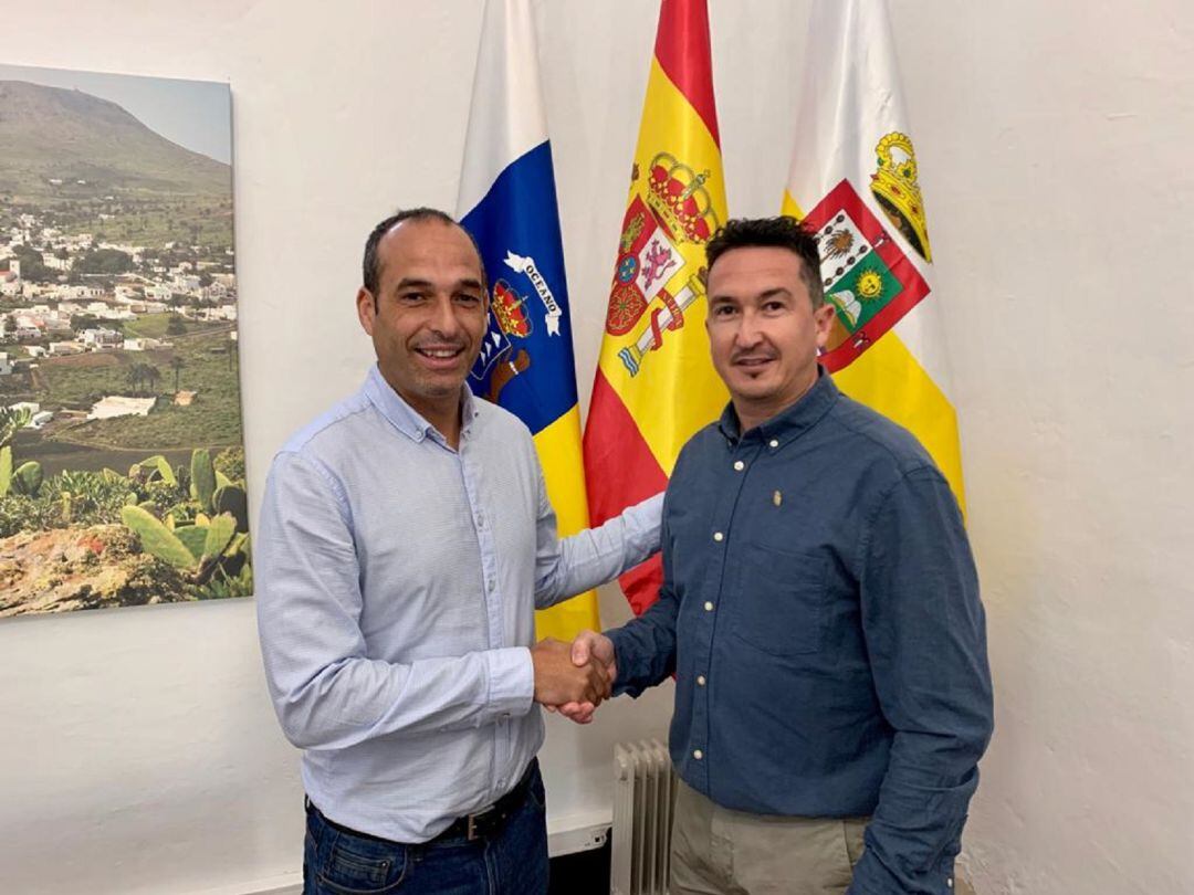 El alcalde de Haría, Alfredo Villalba, con el nuevo concejal Alejandro Hernández.