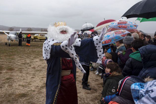 Ni siquiera el mal tiempo ha impedido que otros años los pilotos trasladaran a los Reyes Magos hasta el Aeródromo Valle Amblés