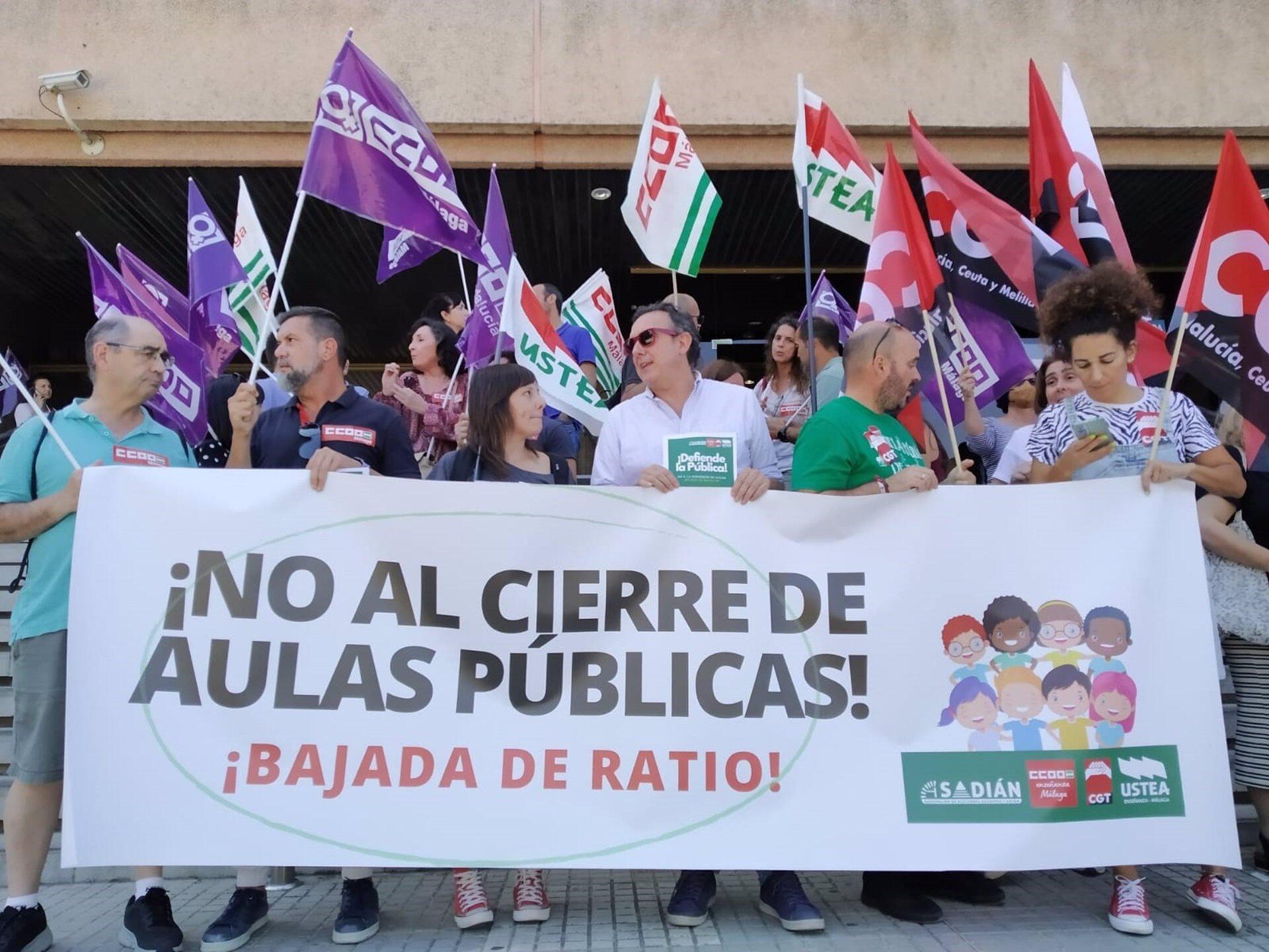 Protesta ante la delegación de Educación en Málaga