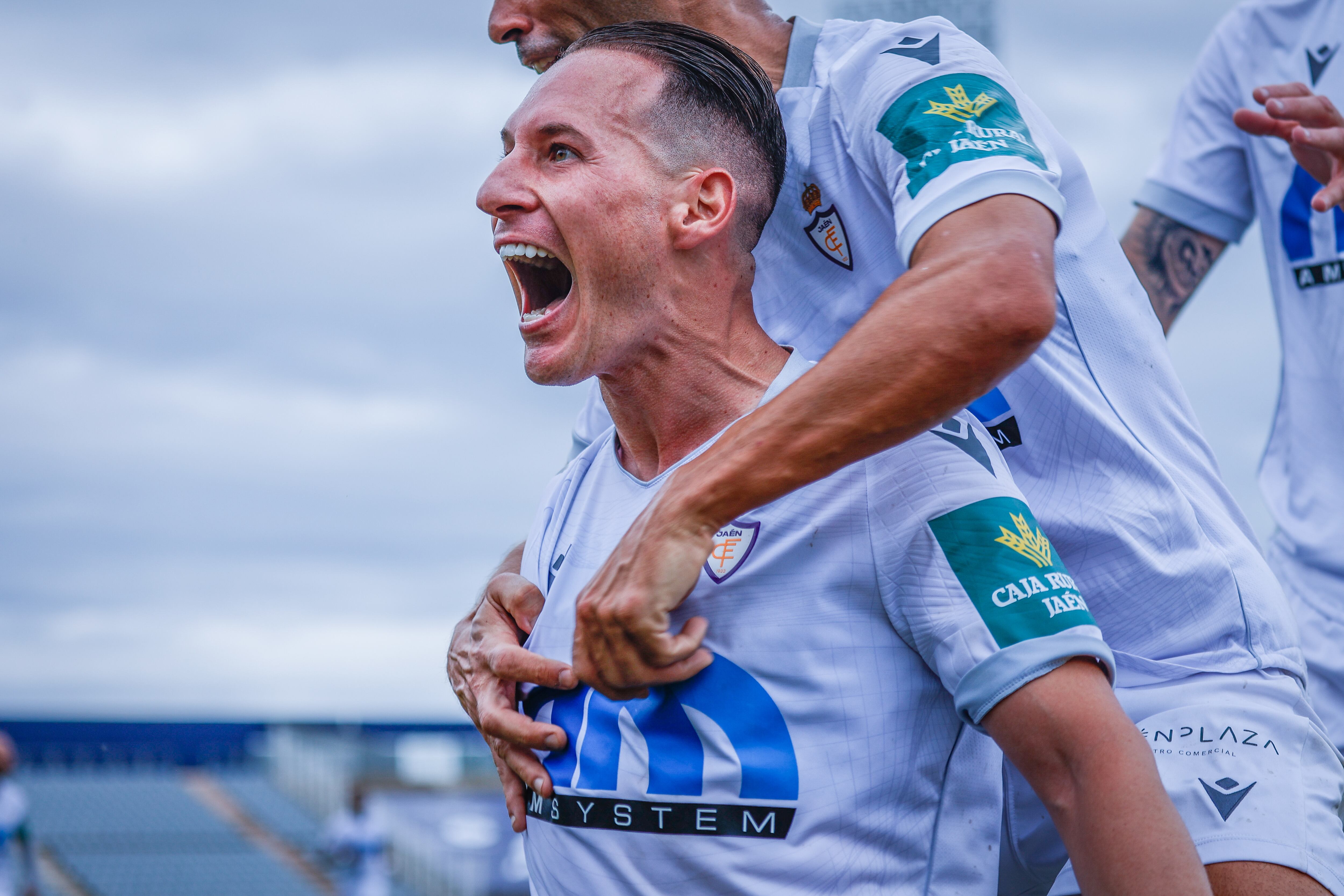 Migue García celebra el segundo tanto del Real Jaén en la victoria ante el Huétor Vega.