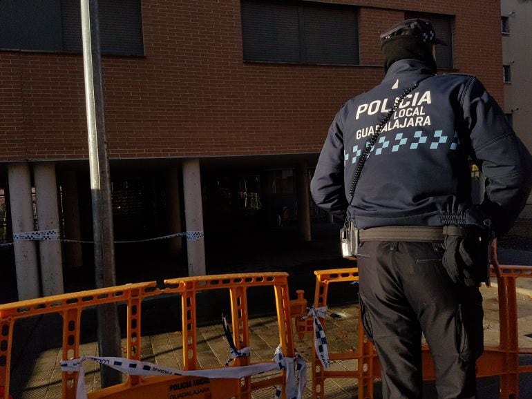 Edificio precintado por la policía local