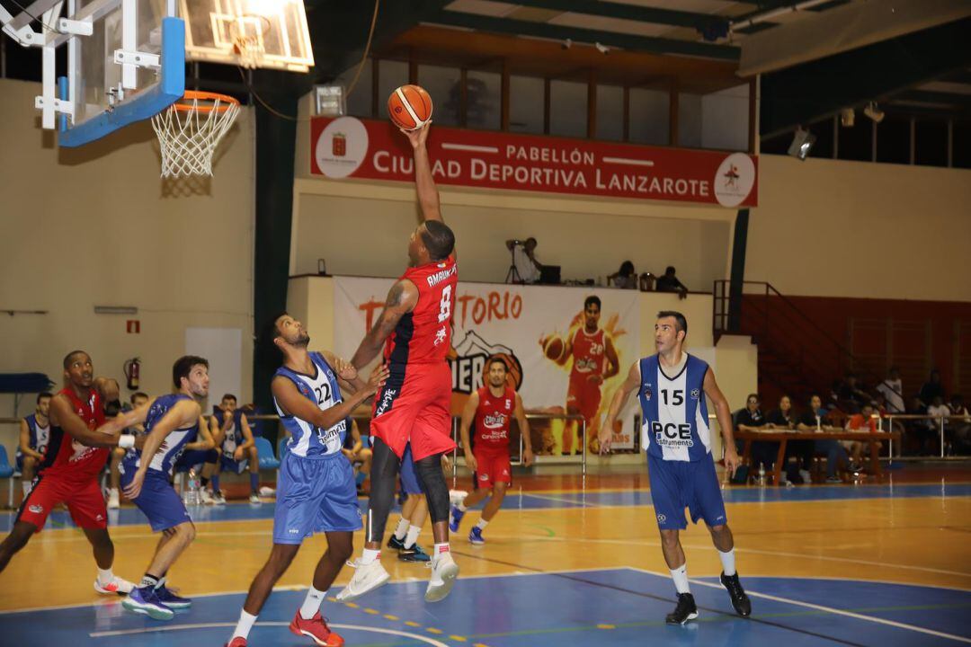 Una de los lanzamientos a canasta del Aloe Plus Lanzarote Conejeros frente al Tobarra.