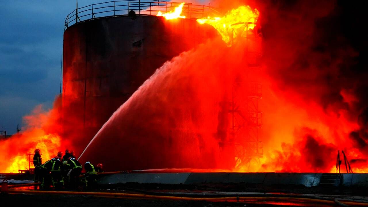 Reservas de combustible bombardeados en Lviv esta madrugada.