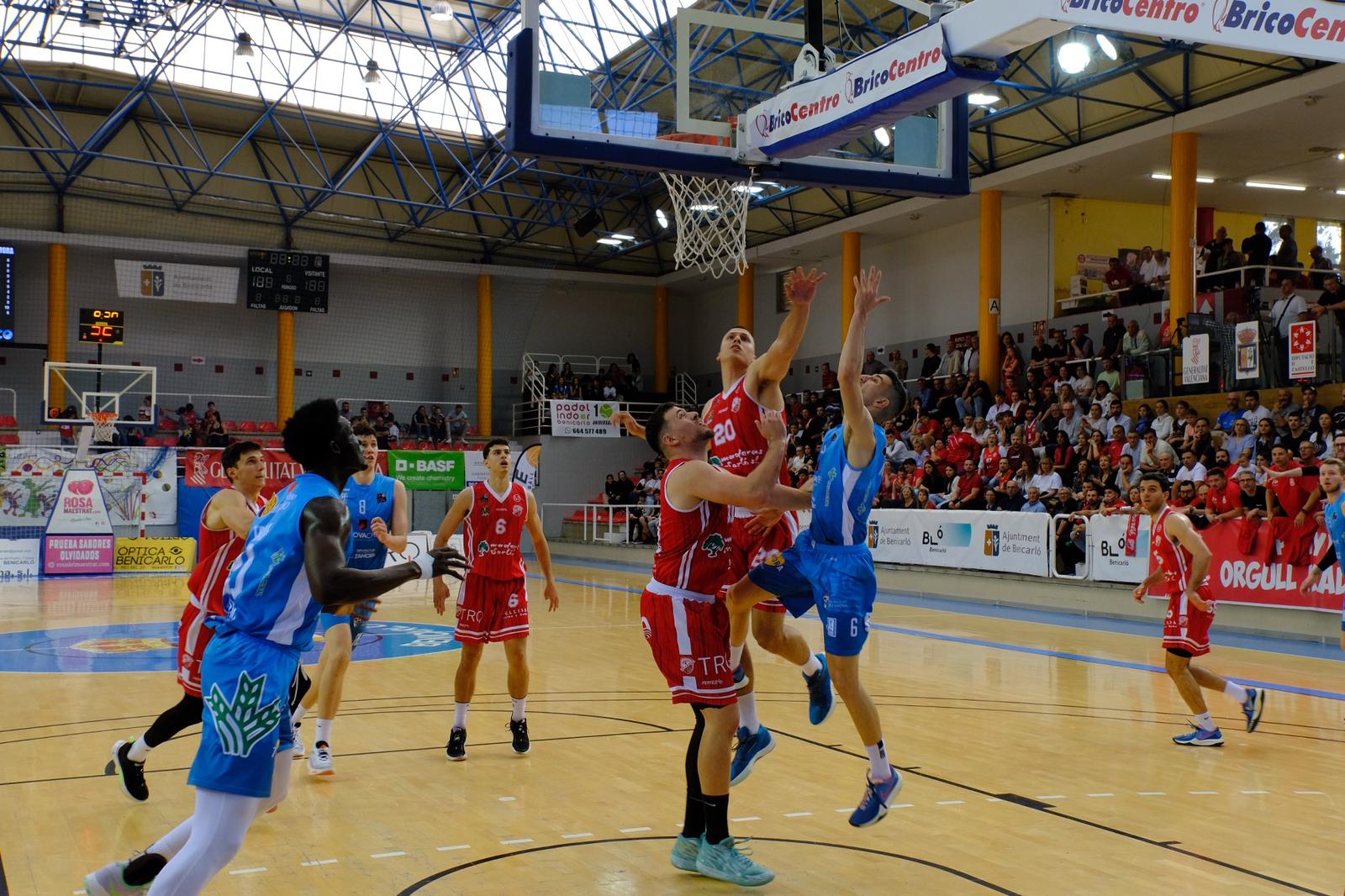 Pablo Marín entra a canasta
