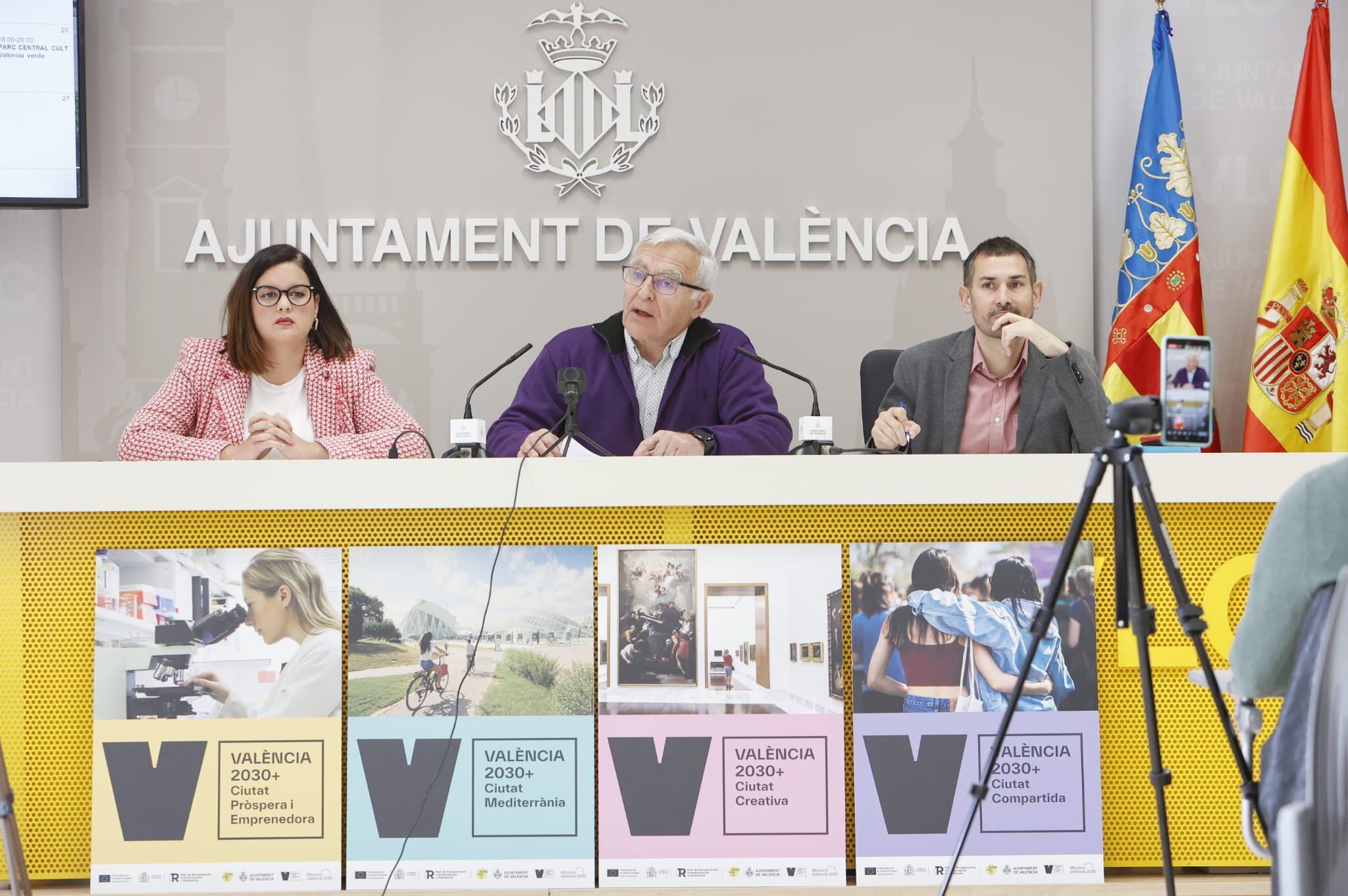 El alcalde de València, Joan Ribó, presenta junto a la vicealcaldesa y edil de Desarrollo y Renovación Urbana, Sandra Gómez, y el vicealcalde y concejal de Ecología Urbana, Sergi Campillo, el Foro Urbano València 2030