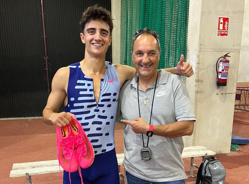 Pol Oriach junto a Phondy su entrenador