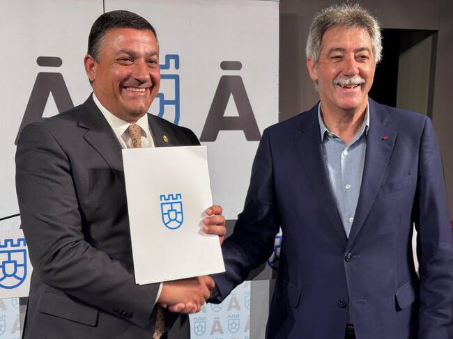 El presidente de la Diputación, Carlos García y el de la Hermandad de Donantes de Sangre, Alejandro Reveriego durante la firma del convenio