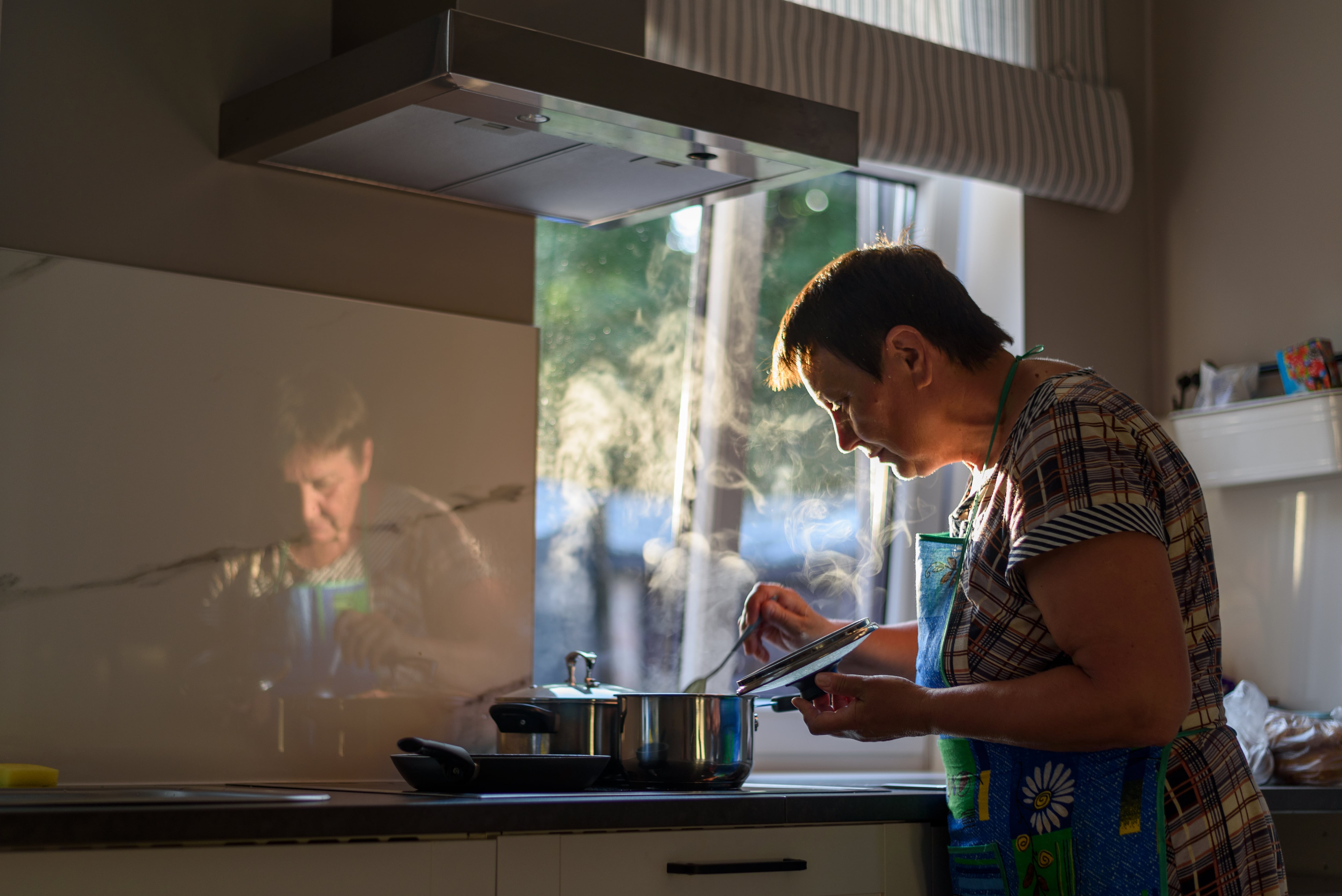 Imagen de archivo de una mujer cocinando en su casa