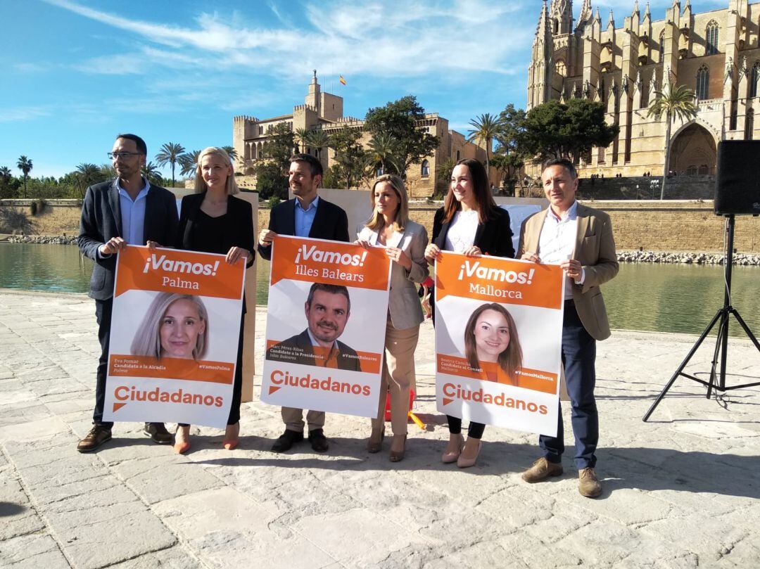 Pegada de carteles de Ciudadanos en Balears en el Parc de la Mar.