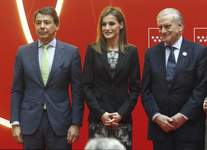 La reina Letizia, acompañada del presidente regional madrileño, Ignacio González y el cardiólogo, Valentín Fuster, durante la presentación de la campaña 'Mujeres por el corazón'