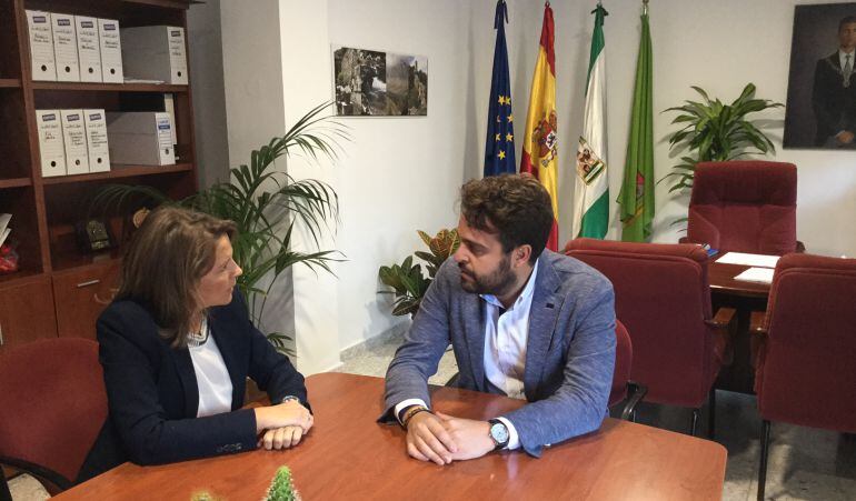 Momento de la entrevista mantenida entre la Delegada del Gobierno, Ana Cobo, y el Alcalde de Bedmar - Garcíez