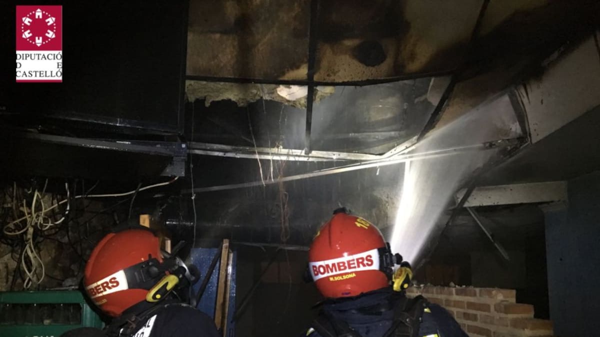 Los bomberos han desalojado a 33 personas en un hotel de Montanejos, tras declararse un incendio