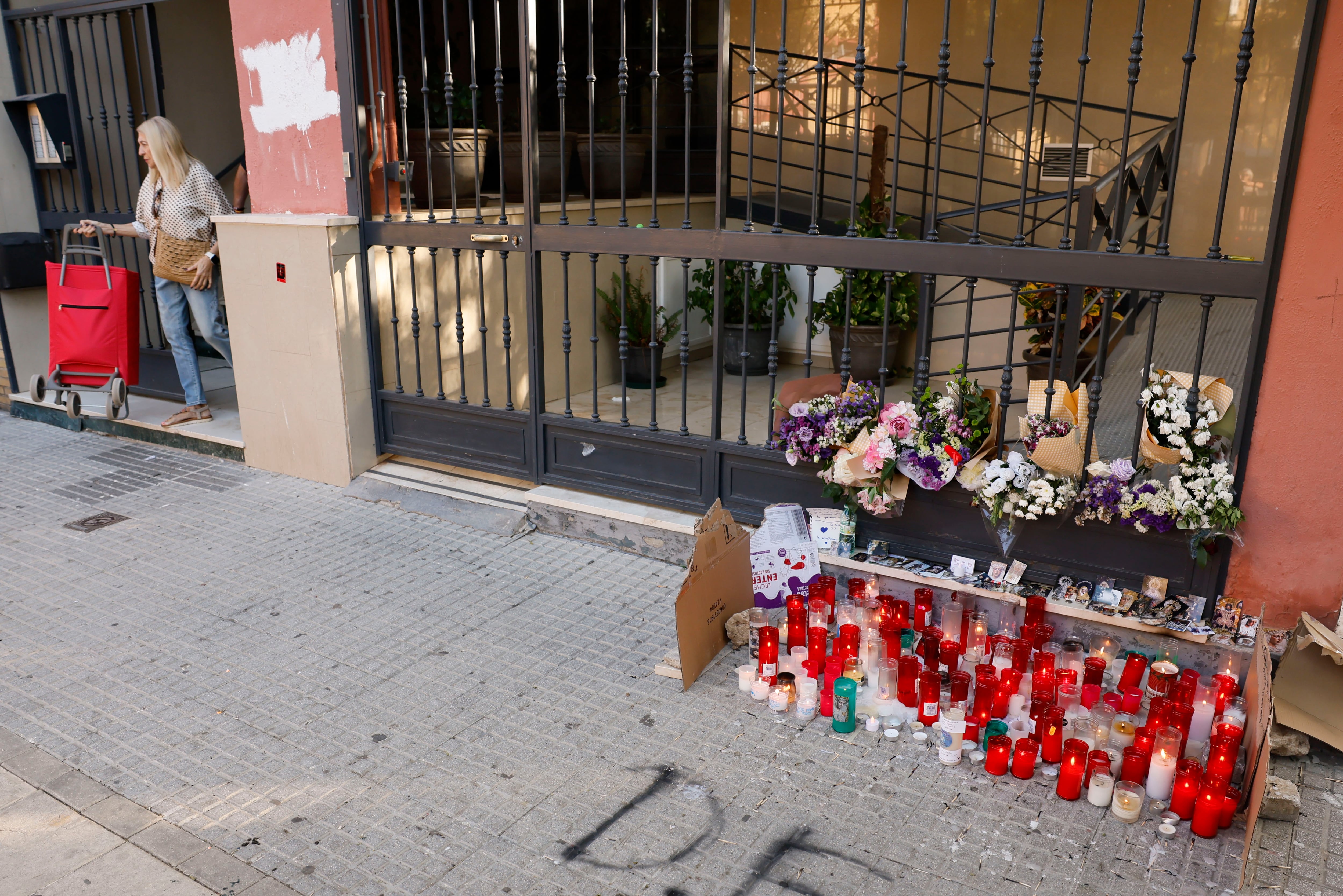 SEVILLA, 17/10/2025.- Un pequeño altar improvisado ante la vivienda de Sandra, la joven que se suicidó el pasado martes en Sevilla, este viernes. La Junta de Andalucía llevará ante la Fiscalía la información recabada del Colegio las Irlandesas de Sevilla al que pertenecía una menor de 14 años que este martes se suicidó, al detectar que no activó el protocolo de acoso ni el de conductas autolíticas. EFE/ Jose Manuel Vidal