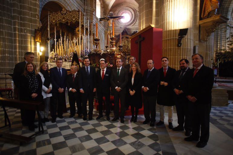 Juan Manuel Moreno Bonilla, presodente del PP andaluz, rodeado de miemrbos del PP de Jerez y Cádiz