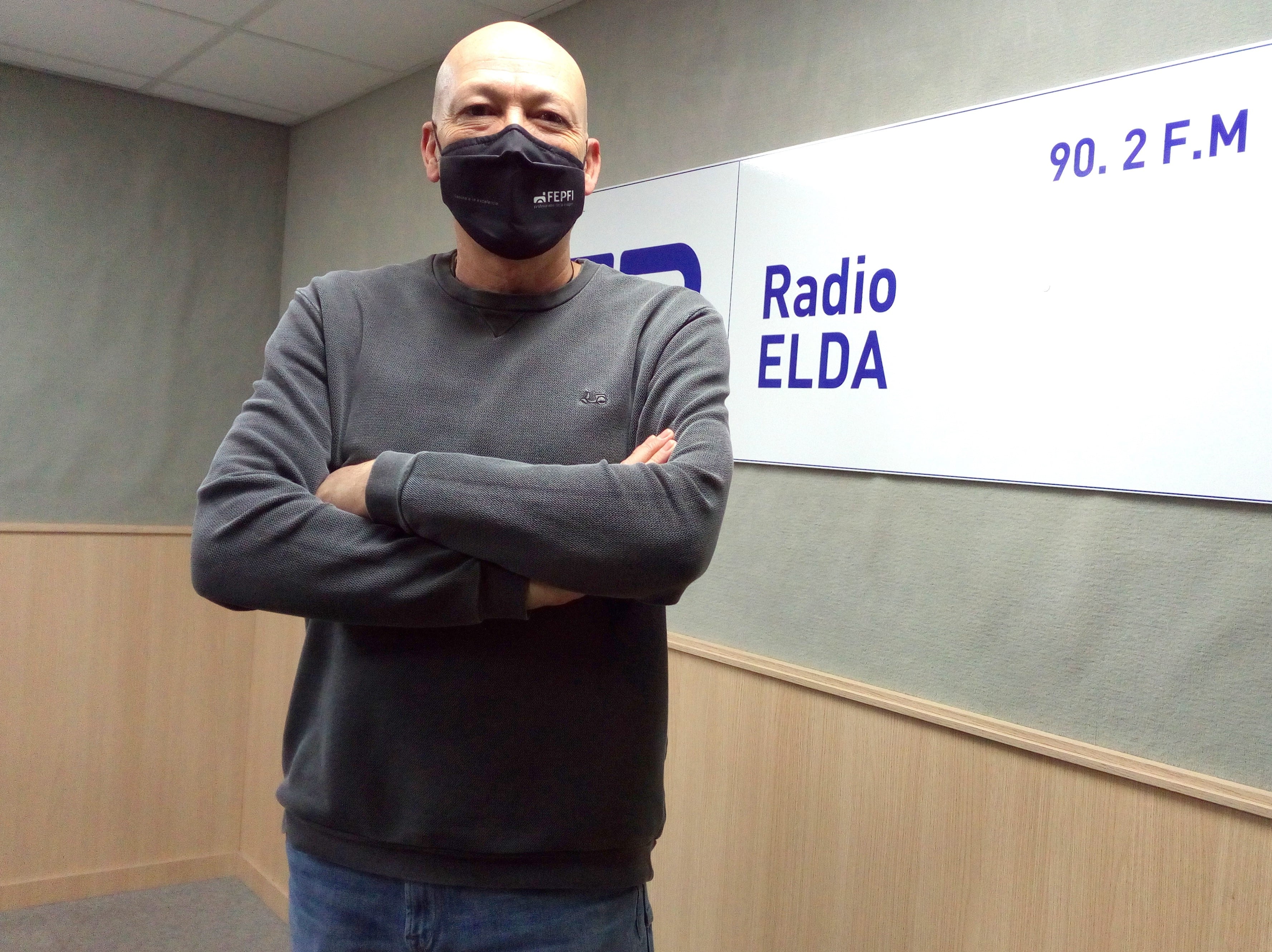 Eduardo Gras en el estudio de Radio Elda SER