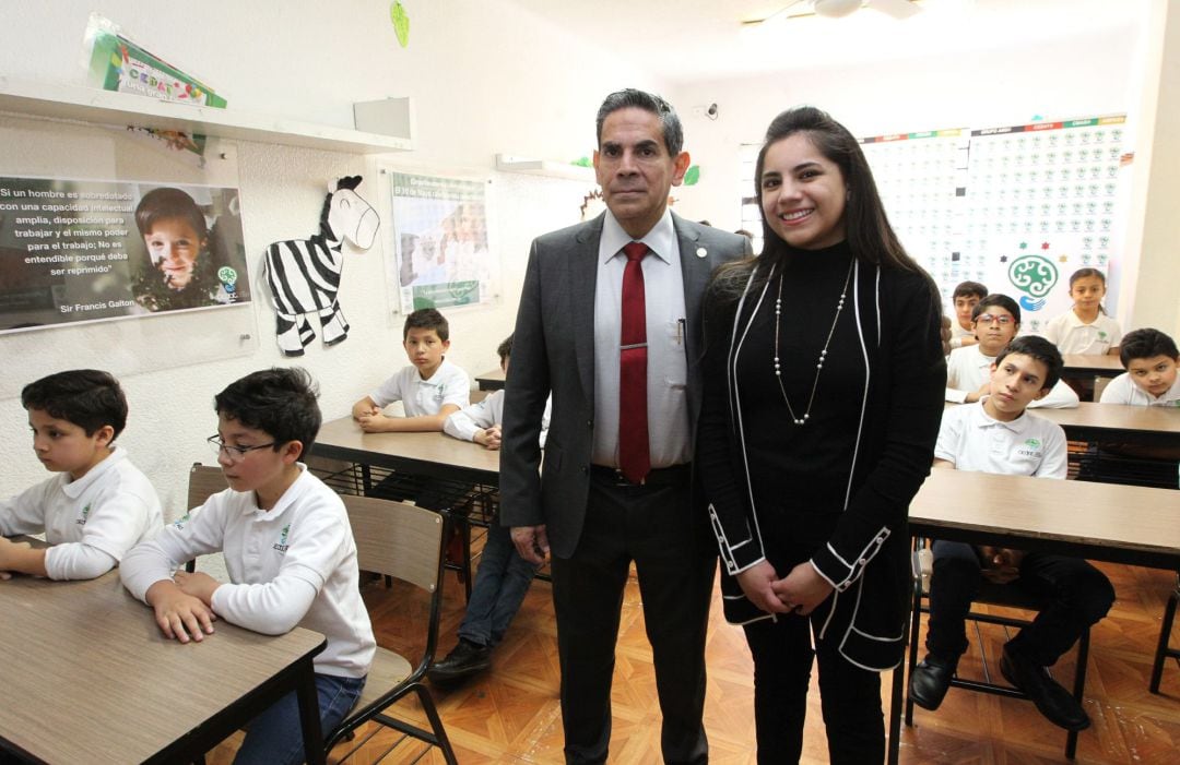 La psicóloga Dafne Almazán (d) posa junto a su padre, el doctor Asdrúbal Almazán.