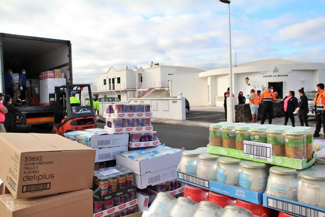 El dispositivo de voluntarios y trabajadores del Ayuntamiento se activa con un engranaje que comienza antes de las 8 de la mañana y se organiza para repartir tres veces por semana.