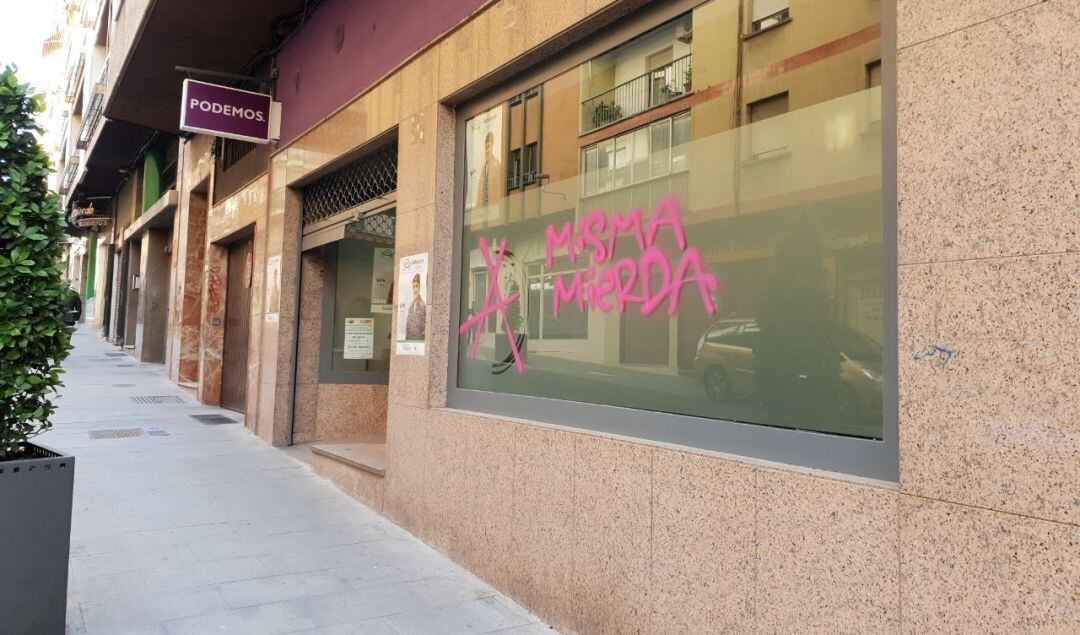 Pintadas aparecidas en la sede de Podemos en la capital.