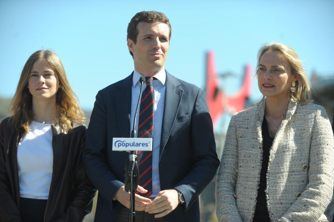 El presidente del Partido Popular, Pablo Casado (2i) y la presidenta del PP de Bizkaia, Raquel González (3i), durante la intervención del presidente del PP. 