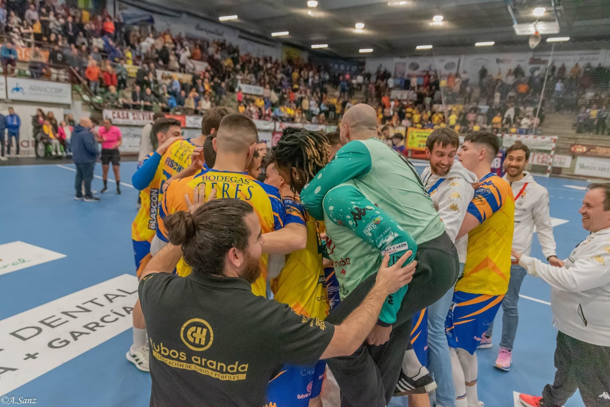 Los jugadores celebran un triunfo