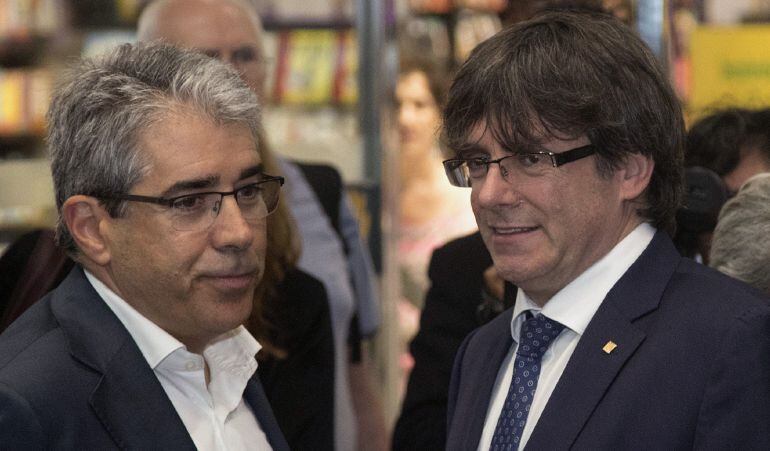 El presidente de la Generalitat, Carles Puigdemont, junto al el exconseller y exdiputado Francesc Homs.