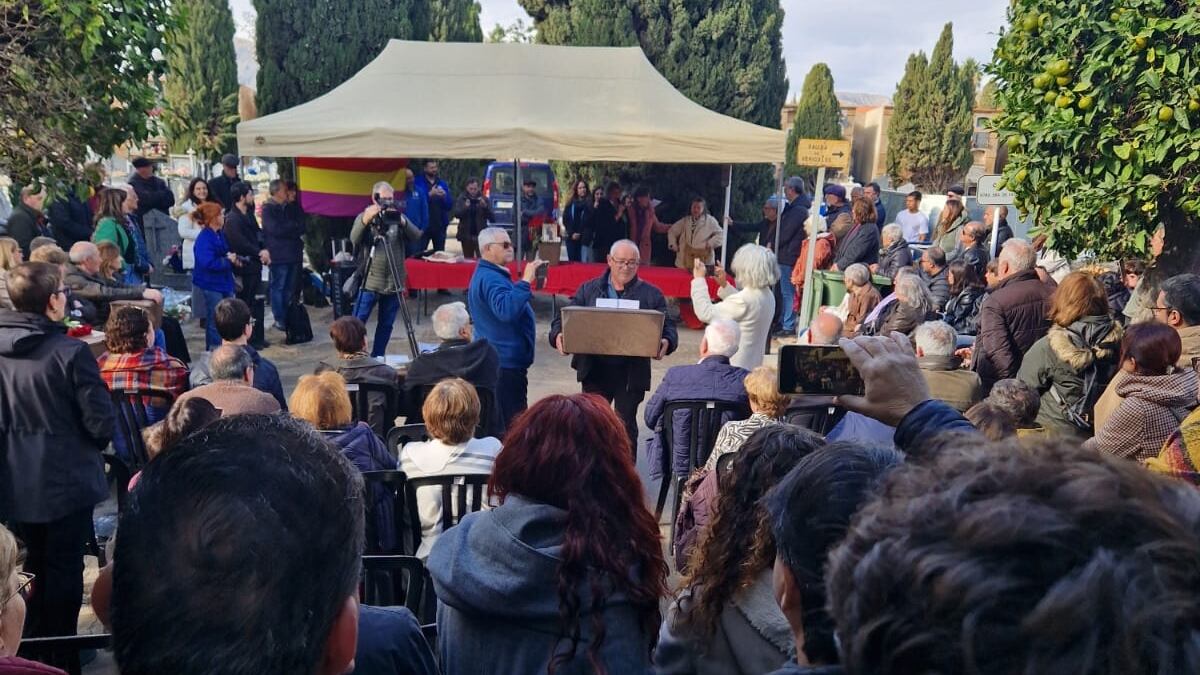 Homenaje y acto de entrega de restos mortales a sus familiares en el Cementerio de Alicante